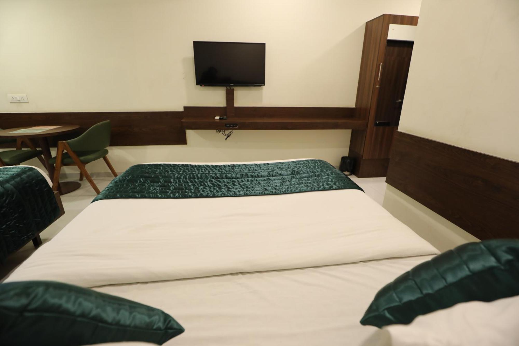 Greenotel Rooms Hazira, Сурат Экстерьер фото